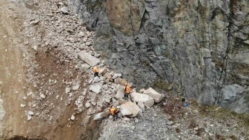 Artvin’de heyelanlar sonrası profesyonel dağcılar yamaçlarda kaya temizliğine başladı
