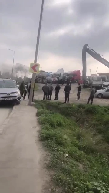 Ataşehir’de bir akaryakıt tankerinde yangın çıktı. İlk belirlemelere göre, 2’si ağır 4 kişi yaralandı.
