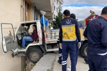 Ataşehir’de binaya çarpan kamyonet bina boşluğunda asılı kaldı