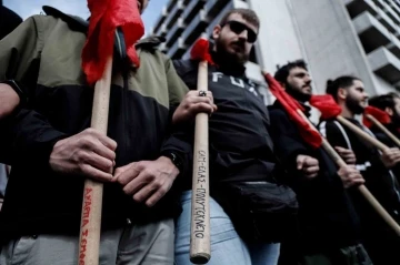 Atina’da grev kararı alan 20 bin kişiden tren kazası protestosu