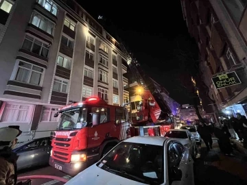 Avcılar’da 6 katlı binanın çatısında yangın
