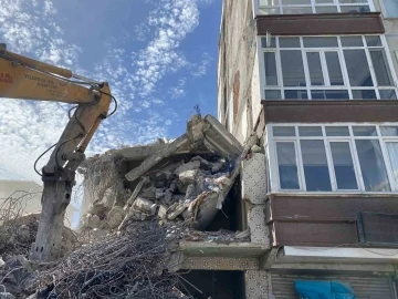 Avcılar’da kentsel dönüşüm için yıkılan binanın duvarını kullandılar, balkon açıkta kaldı
