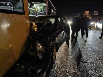 Avcılar’da kontrolden çıkan otomobil park halindeki otobüslere çarptı: 2 yaralı

