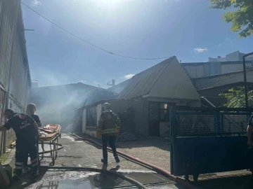 Avcılar’da mobilya imalathanesinde yangın: 1 işçi dumandan etkilendi
