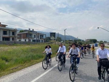 Avrupalı öğrenciler Kemalpaşa’da bisiklet turuna katıldı
