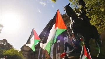 Avustralya'da, Sydney Opera Binası'nın İsrail bayrağı renkleriyle aydınlatılması kararına