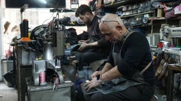 Ayakkabı tamircisi baba ve okullu oğlu, ata mesleğini sürdürüyor