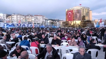 Aydın Büyükşehir Belediyesi kentin birçok noktasında iftar sofraları kurmaya devam ediyor
