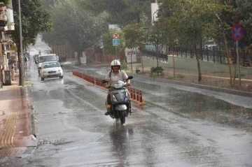 Aydın’da sağanak yağış vatandaşları serinletti
