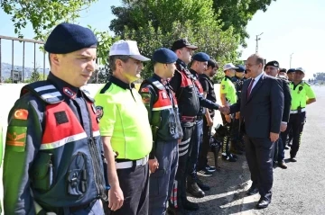 Aydın Valisi Canbolat, emniyet ve jandarma personeliyle bayramlaştı
