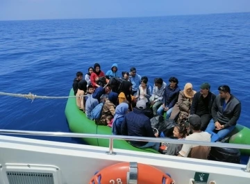 Ayvacık açıklarında sürüklenen 31 kaçak göçmeni Sahil Güvenlik kurtardı

