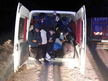 Ayvacık’ta iki minibüs içinde 40 kaçak göçmen ile 2 organizatör yakalandı
