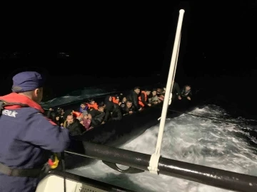 Ayvalık açıklarında 54 düzensiz göçmen yakalandı
