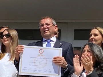 Ayvalık Belediye Başkanı Mesut Ergin mazbatasını aldı

