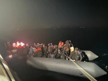 Ayvalık’ta 56 göçmen kurtarıldı
