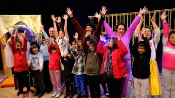 Ayvalık’ta belediye tiyatrosu depremzede çocukları unutmadı
