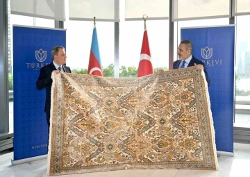 Azerbaycan Dışişleri Bakanı Bayramov’dan Türkevi’ne &quot;Karabağ&quot; halısı

