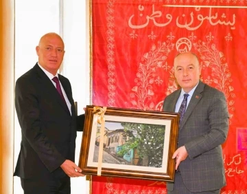 Babadağ Belediye Başkanı Kumral’dan Vali Coşkun’a anlamlı hediye

