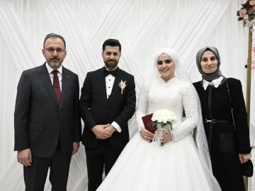 Bakan Kasapoğlu depremzede çiftin nikah şahidi oldu
