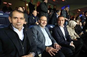 Ali Koç, Dursun Özbek ve Bakan Kasapoğlu derbiyi beraber izledi 