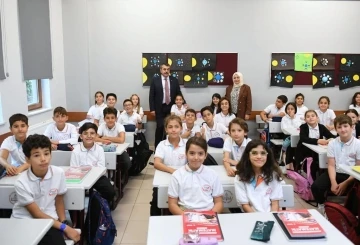 Bakan Tekin, İstanbul’da bir okulda bayrak törenine katıldı
