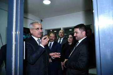 Bakan Uraloğlu Ankara’da taksi durağını ziyaret etti, müşterilerin telefonlarına cevap verdi
