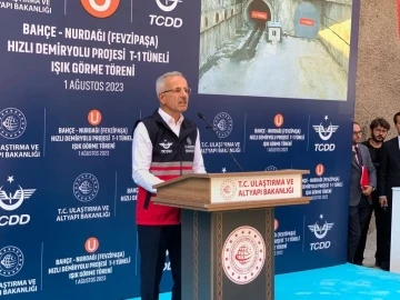 Bakan Uraloğlu, Bahçe - Nurdağı demiryolu tüneli ışık görme törenine katıldı
