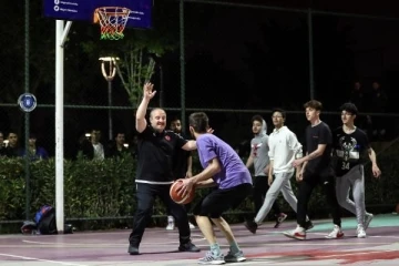 Bakan Varank, Bursa'da gençlerle basketbol oynadı