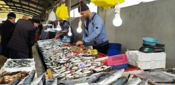 Balık tezgahlarında fiyatlar düşmeye devam ediyor