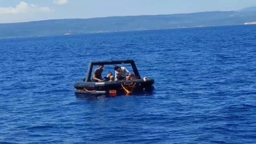 Balıkesir açıklarında Yunanistan unsurları tarafından geri itilen 7’si çocuk, 21 düzensiz göçmen kurtarıldı
