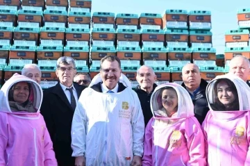 Balıkesir Büyükşehir’den bal üreticilerine hibe kovan dağıtıldı
