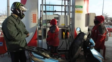 Balıkesir’de akaryakıt istasyonunda kadın pompacılar iş başında
