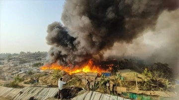 Bangladeş'te Arakanlı Müslümanların kampında çıkan yangında 12 bin kişi yerinden oldu