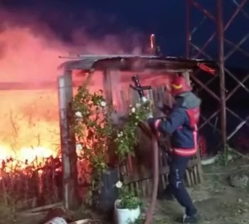 İnegöl'de baraj kenarındaki bağ evi alev alev yandı