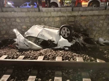 Bariyere çarpan otomobil ikiye bölünüp tren rayına düştü: 1 ölü, 2 ağır yaralı
