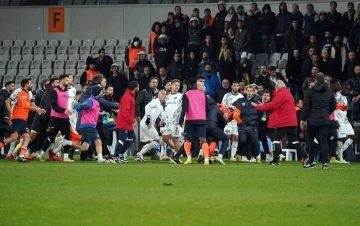 Başakşehir'de maç sonu saha karıştı