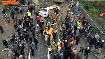 Başakşehir’de feci kaza hafriyat kamyonu otomobilin üzerine devrildi
