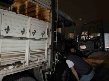Başakşehir’de kamyonu yanan şoför: "Yemek yedim, döndüğümde arabanın alev aldığını gördüm"
