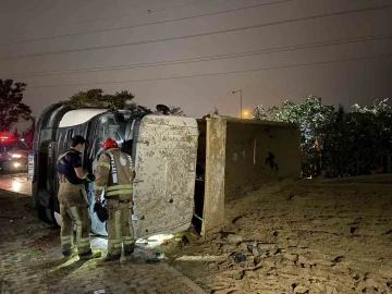 Başakşehir’de virajı alamayan hafriyat kamyonu yan yattı: 1 yaralı
