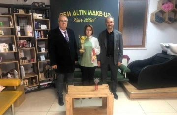 Başkan Arslan, Türkiye 3.’sü olan bayan kuaförü kutladı
