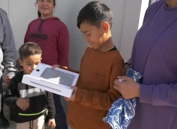 Başkan Muhittin Böcek depremzede öğrencilere tablet gönderildi
