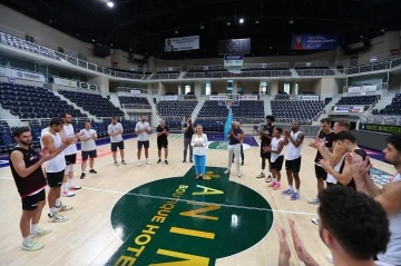 Başkan Şeniz Doğan basketbol takımını ziyaret etti
