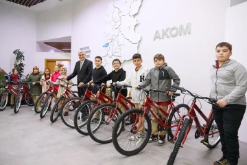 Başkan Yüce’den öğrencilere hediye bisiklet
