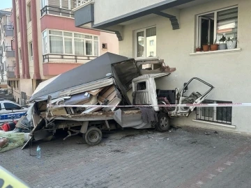Başkent’te freni boşalıp duvara çarpan kamyonetin sürücüsü hayatını kaybetti
