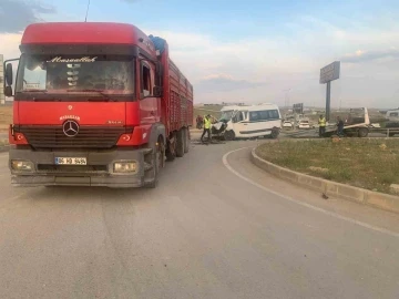 Başkentte işçileri taşıyan servis aracı kamyonla çarpıştı: 10 yaralı
