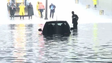 Başkentte köprü altında su baskınında aracıyla mahsur kalan vatandaş kurtarıldı
