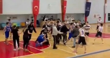 Bursa'da basketbol sahası boks ringine döndü