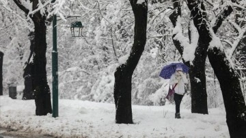 Batı Balkan ülkelerinde etkili olan yoğun kar yağışı hayatı olumsuz etkiledi