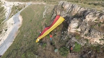 Batman’da 500 metrekarelik Galatasaray bayrağı tepeye asıldı
