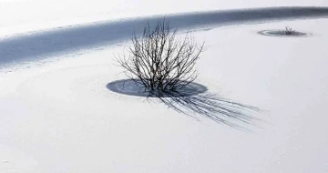 Bayburt’ta soğuk hava gölet ve akarsuları dondurdu
